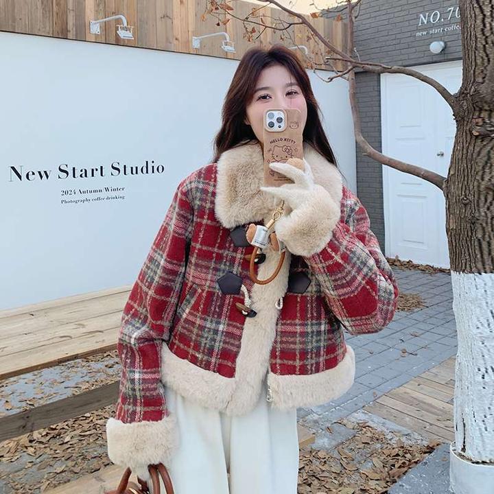 红色格纹羊羔毛外套女2024冬季新款时尚保暖加厚皮毛一体棉衣棉服