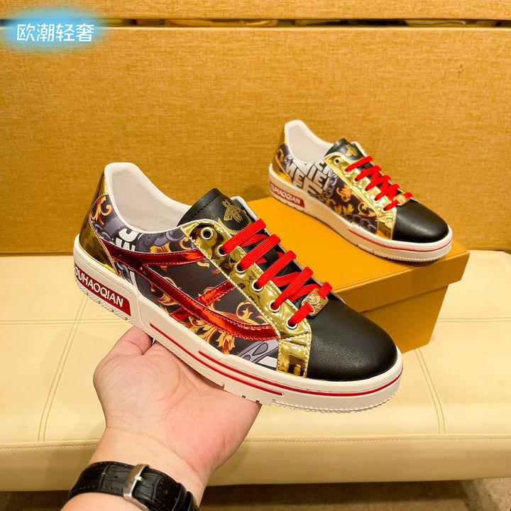 欧洲站高档小蜜蜂潮鞋春季新款轻奢休闲板鞋黑金吸睛精神小伙男鞋