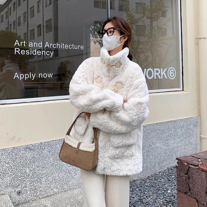 牛角扣毛毛外套女皮毛一体秋冬2024新款加厚小香风毛绒短外套女