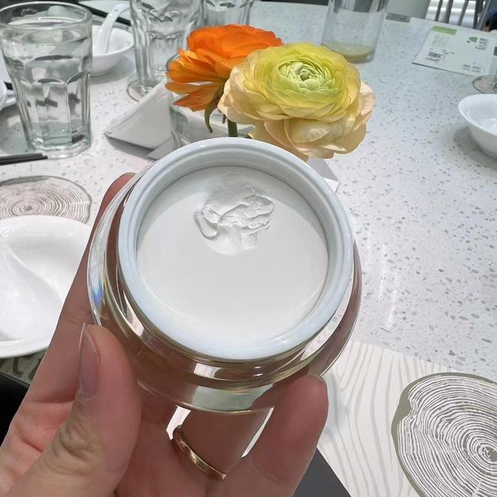 轻颜赫本轻颜赫本贵妇瓷肌膏（养肤小粉膏）