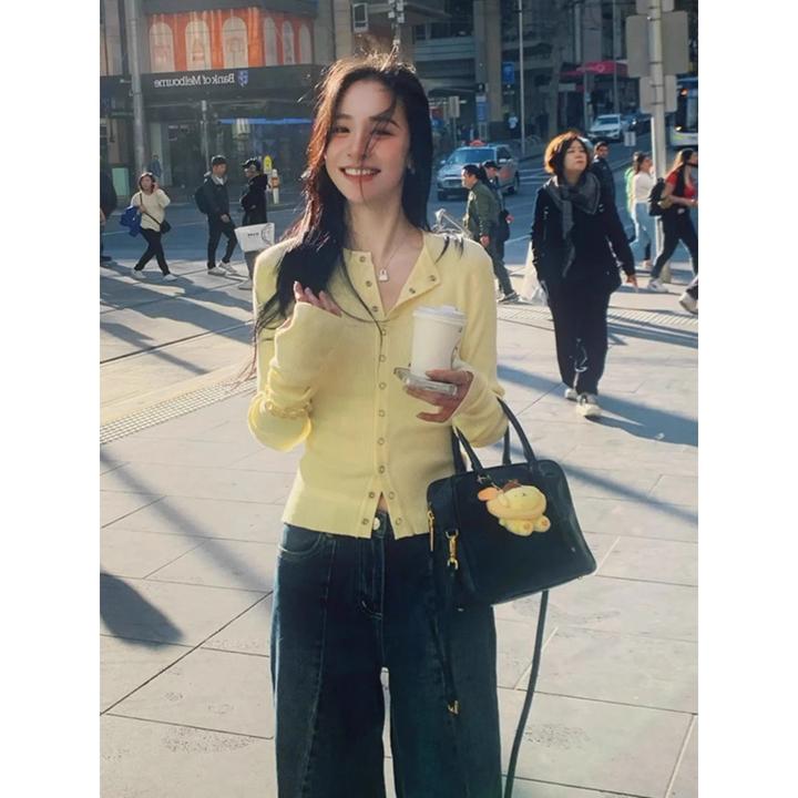 黄色温柔风甜美长袖单排多扣针织开衫女早秋修身显瘦短款外套上衣