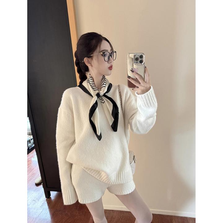 减龄圆领宽松长袖毛衣休闲百搭针织短裤女2024冬季网红时尚套装潮