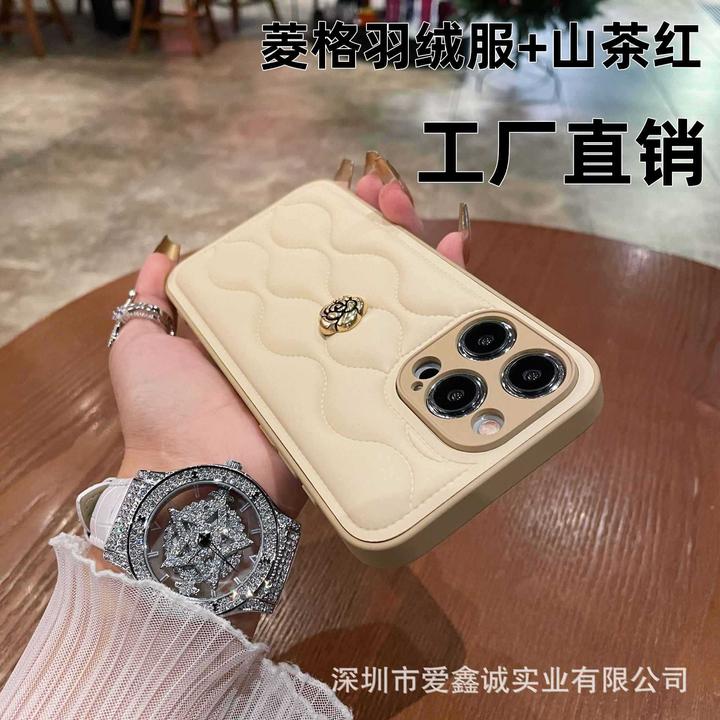 适用适用苹果15Promax山茶花手机壳iPhone14菱格羽绒服13高级感保