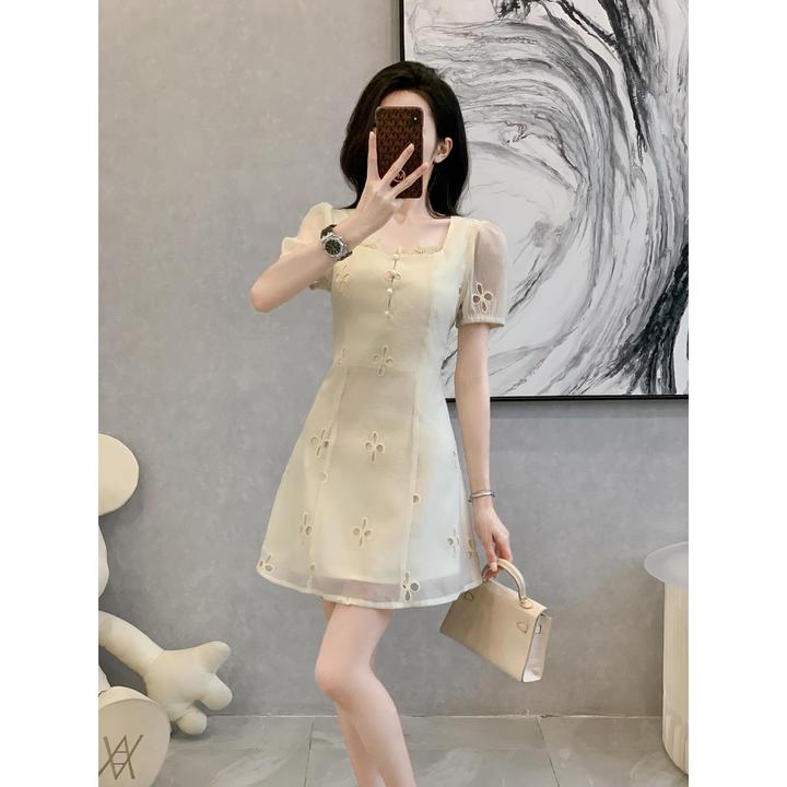 法式气质小花方领镂空绣花收腰连衣裙女夏季高级感纯欲a字短裙子