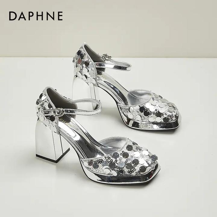 达芙妮仙女风时尚亮皮高跟鞋女夏季新款2024法式气质粗跟银色凉鞋