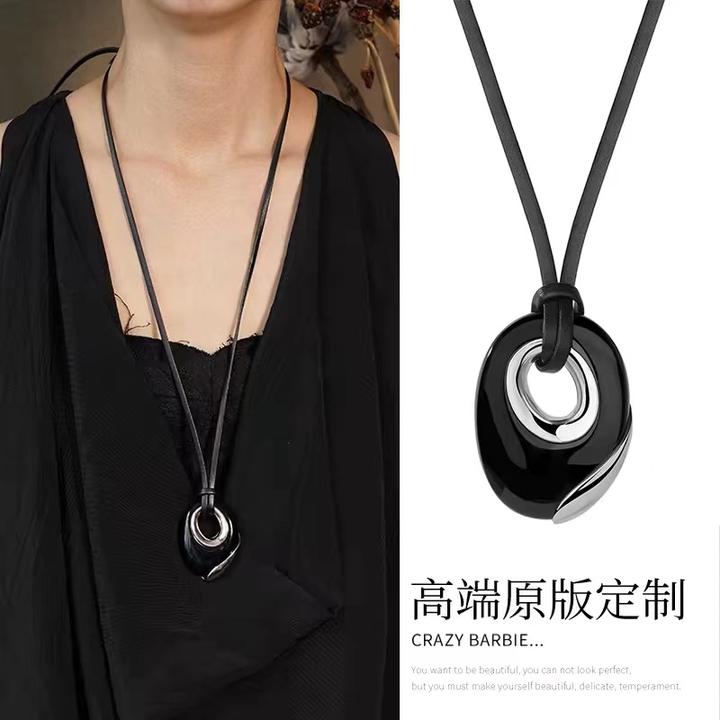 非金属皮质项链 黑色圆形吊坠皮绳长款项链女2024新款小众毛衣链