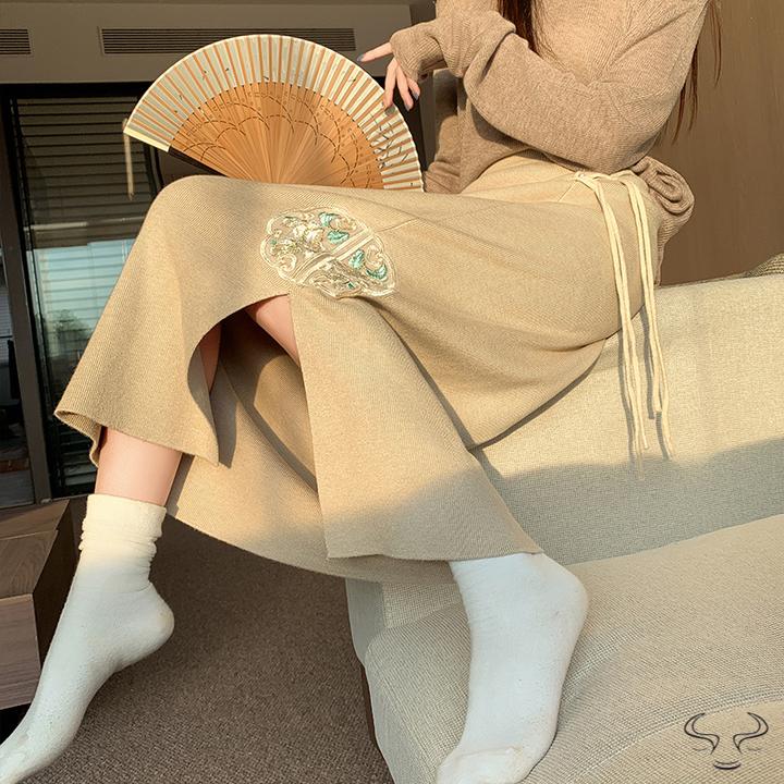 国风刺绣半身裙女秋流苏包臀裙显瘦开叉复古中长款针织裙子