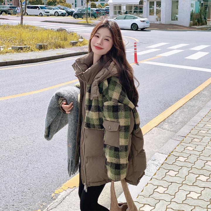 羊羔毛拼接羽绒服女2024冬季新款小众设计感复古甜酷白鸭绒面包服