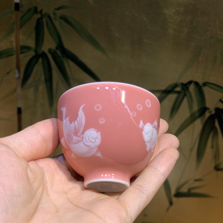 天义华 桃红堆白金鱼杯 景德镇瓷器 非遗