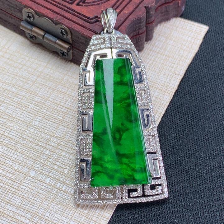 优惠正品玉石缅甸天然A货翡翠18K金伴钻豪华镶嵌阳绿色无事牌吊坠