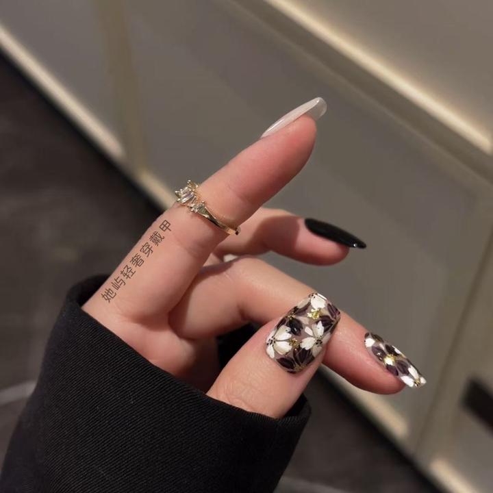 【金秋夜话】纯手工穿戴甲秋冬显白高级感手绘花朵金箔美甲贴片黑白