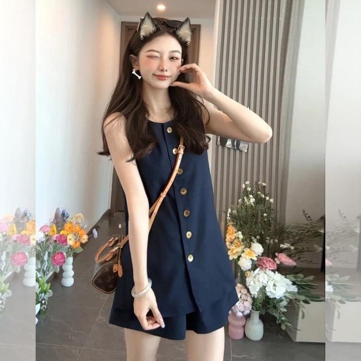 小绝美俏皮裤子夏日套装女2025新款纯色无袖单排扣上衣短裤两件套