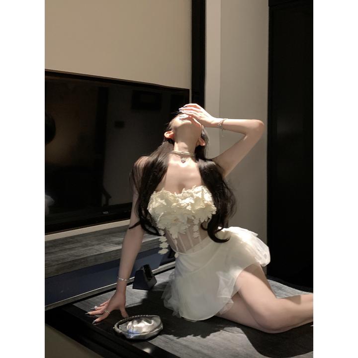 轻奢潮牌设计感气质甜辣妹堆叠立体花朵套装性感抹胸上衣+半身裙