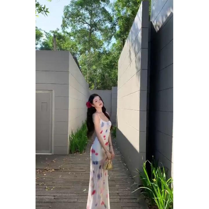 2025春季新款法式性感晕染吊带连衣裙女设计感度假风纯欲收腰长裙