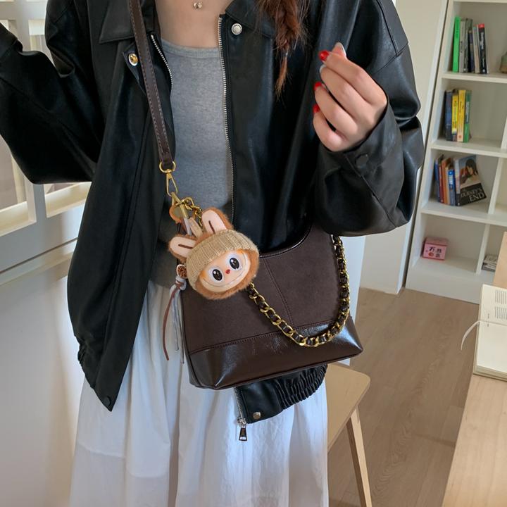 网红磨砂斜挎包2025新款秋冬复古腋下包时尚百搭单肩包韩版流浪包