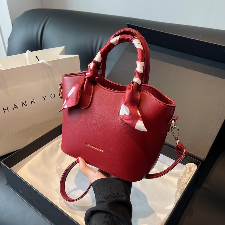 2202婚包高级感幸运女包包大容量新款斜挎包红色结婚手提水桶包