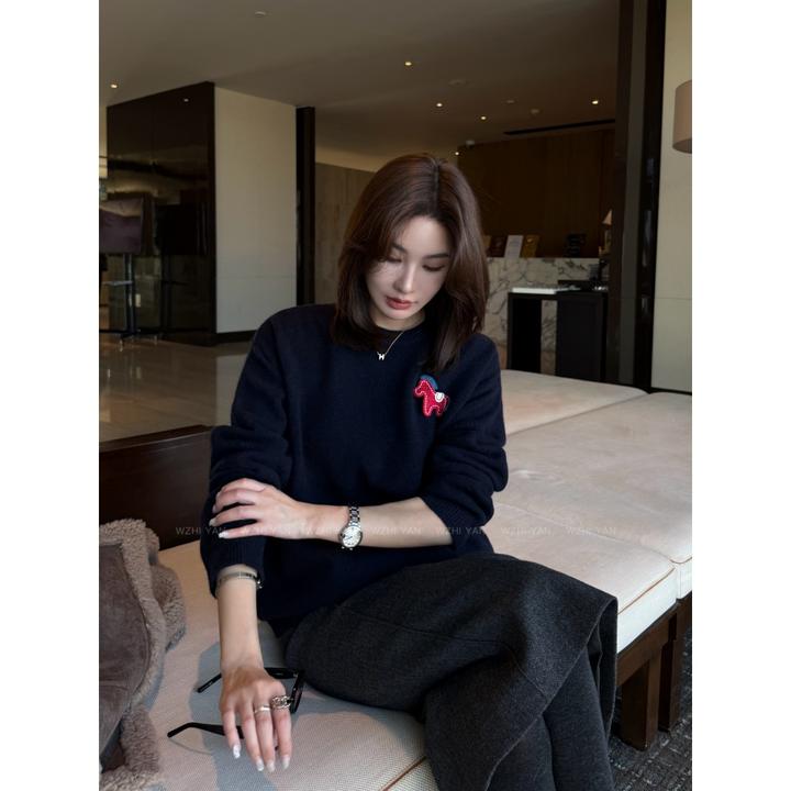 【黑爵士】“100%羊毛"设计感小马刺绣百搭圆领舒适长袖毛衣j6721