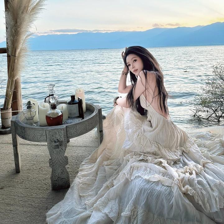 泰国云南海边度假高级v领挂脖连衣裙仙女性感露背荷叶边蛋糕长裙