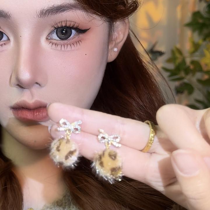 合金耳饰 时尚秋冬款豹纹毛球耳环轻奢小众高级感精致微镶蝴蝶结