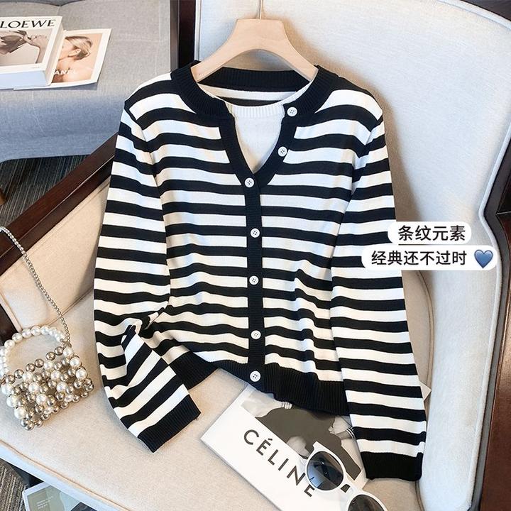 秋冬季新款假两件V领条纹针织衫女时尚百搭长袖套头毛衣打底衫