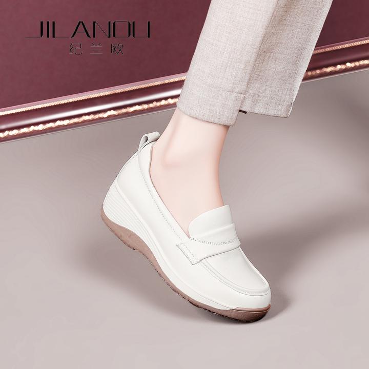休闲真皮乐福鞋女2025秋新款白色软底妈妈单鞋圆头不累脚坡跟女鞋