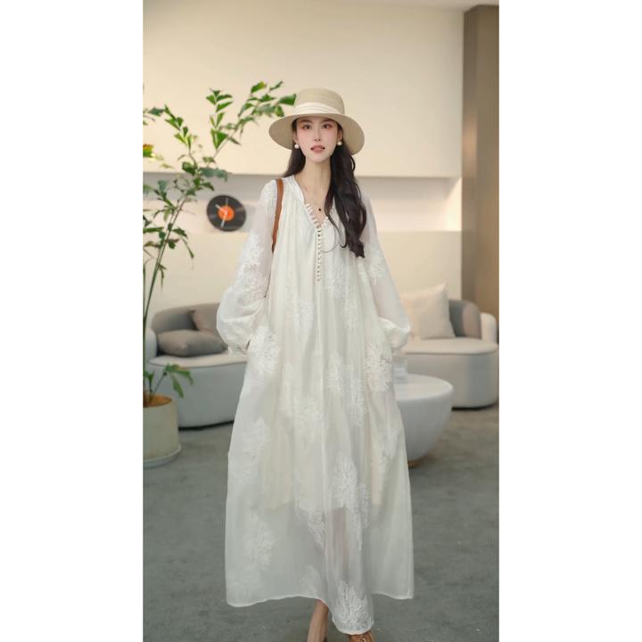 2025新款法式刺绣长款显瘦白色连衣裙设计感收腰长袖裙子连衣裙