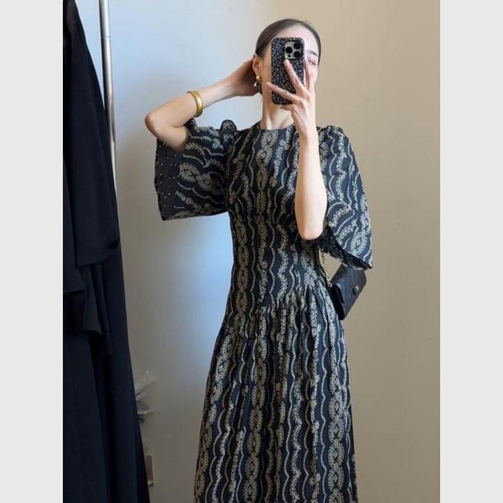 减龄2025超火气质感连衣裙高端大气上档次法式复古独特漂亮裙子夏