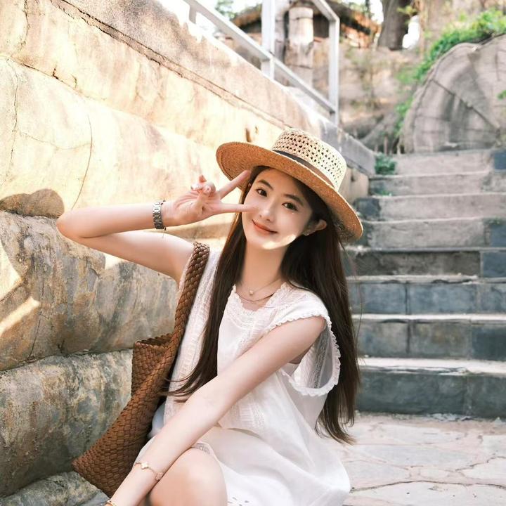 法式度假风镂空刺绣方领连衣裙女2025夏季新款无袖背心裙白色短裙