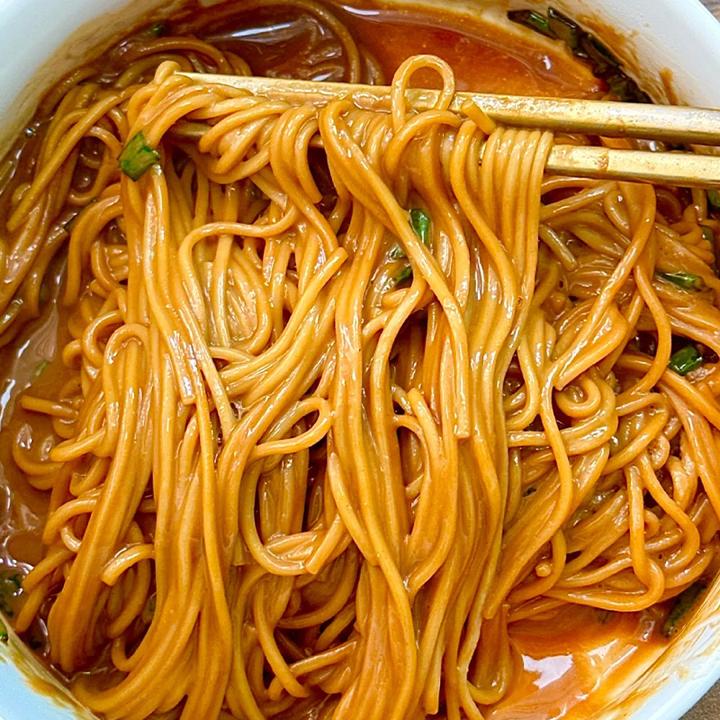 【买一箱发一箱】麻酱米线特色宵夜速食懒人桶装泡面整箱麻酱方便面