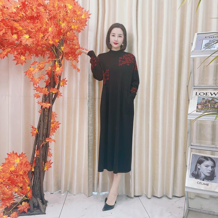 A073黑底红枝刺绣复古宽松气质秋冬针织连衣裙
