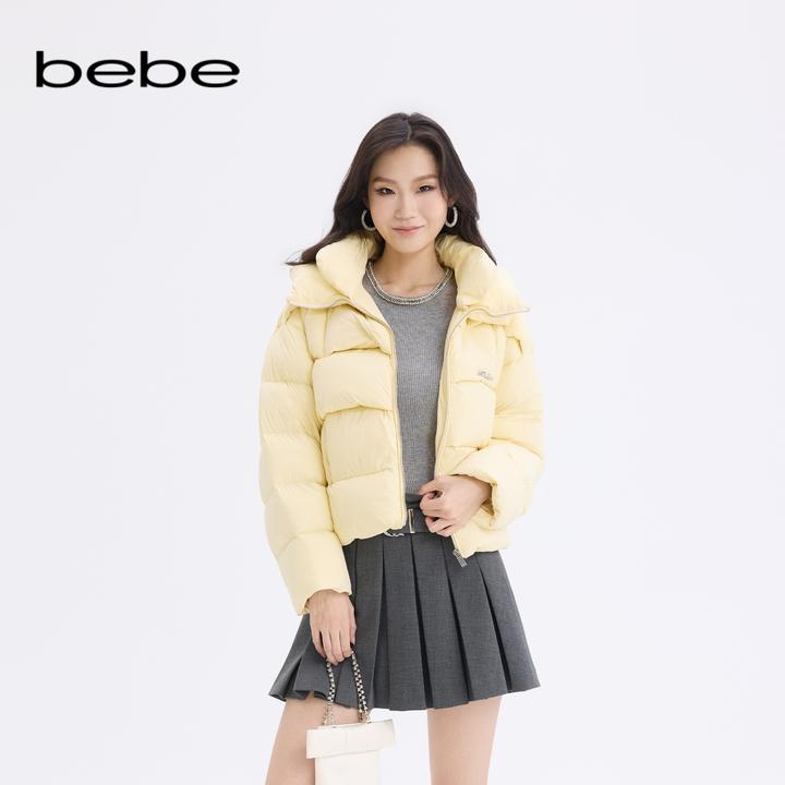 bebe2025秋冬新款女士百搭通勤风翻领连帽短款羽绒服403305