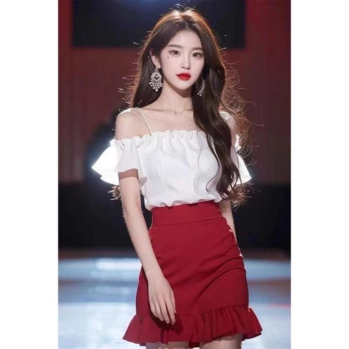 夏季搭配一整套今年流行高级休闲通勤一字肩白色衬衫红色短裙套装