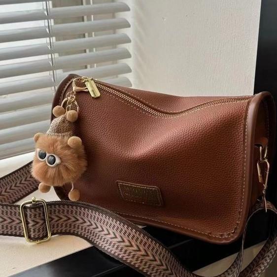 包包百搭波士顿女新款高级感法棍单肩包今年流行宽带斜跨小枕头包