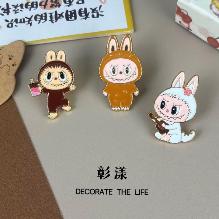 泡泡玛特胸针labubu拉布布卡通超萌可爱徽章衣服包包百搭别针配饰