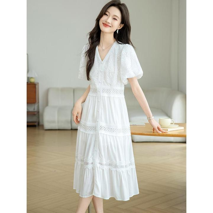 法式泡泡袖白色连衣裙女2025夏季新款优雅气质V领镂空刺绣蕾丝裙