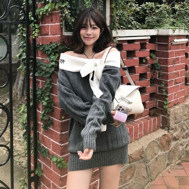 灰色一字肩针织毛衣连衣裙子女秋冬季2026新款设计感宽松气质短裙