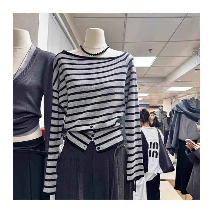韩版设计感灰色条纹斜肩针织衫女毛衣早春秋长袖T恤修身收腰上衣