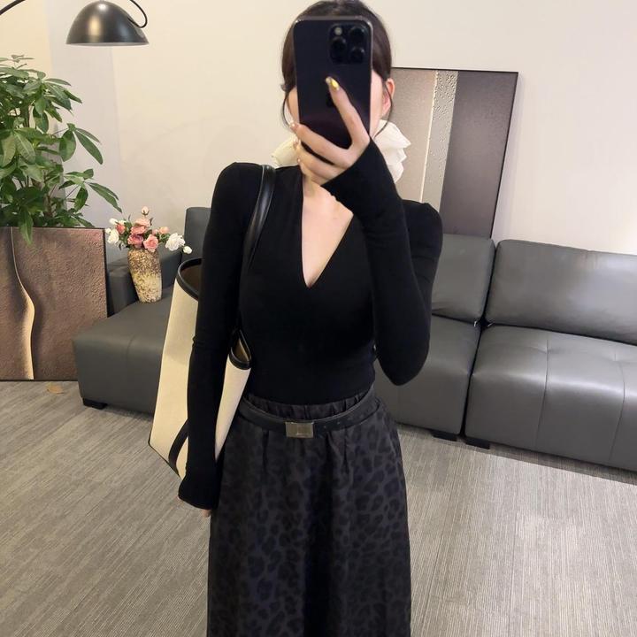 时尚V领修身显瘦黑色打底衫女2025秋冬爆款气质百搭小众长袖上衣