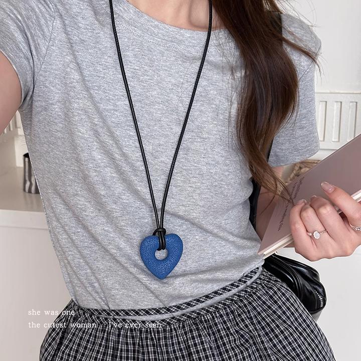 非金属仿水晶吊坠 彩色镂空火山石爱心皮绳项链女ins风锁骨链长款