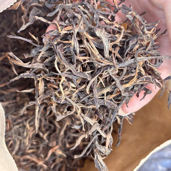 2015年老曼峨古树大金毫生茶