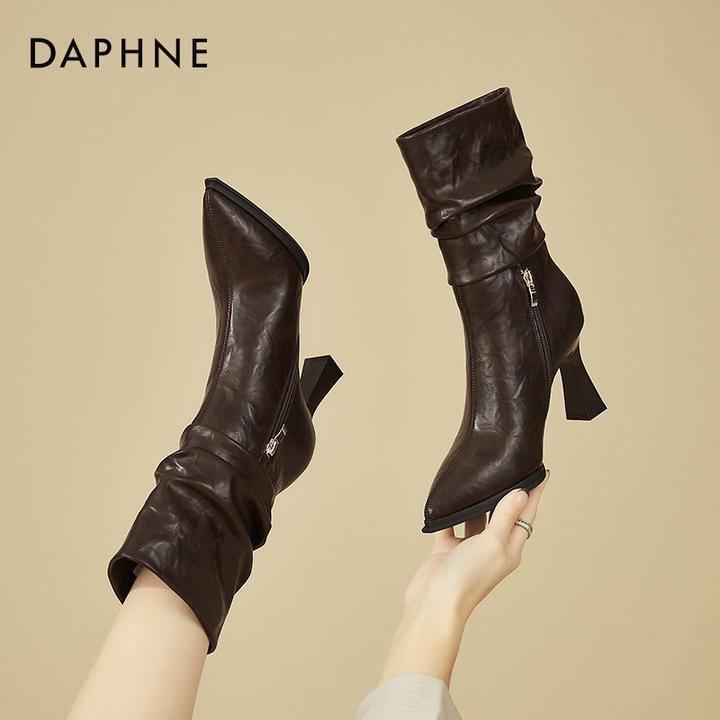 达芙妮8.5公分尖头粗跟堆堆靴女2025新款冬季加绒保暖褶皱高跟鞋