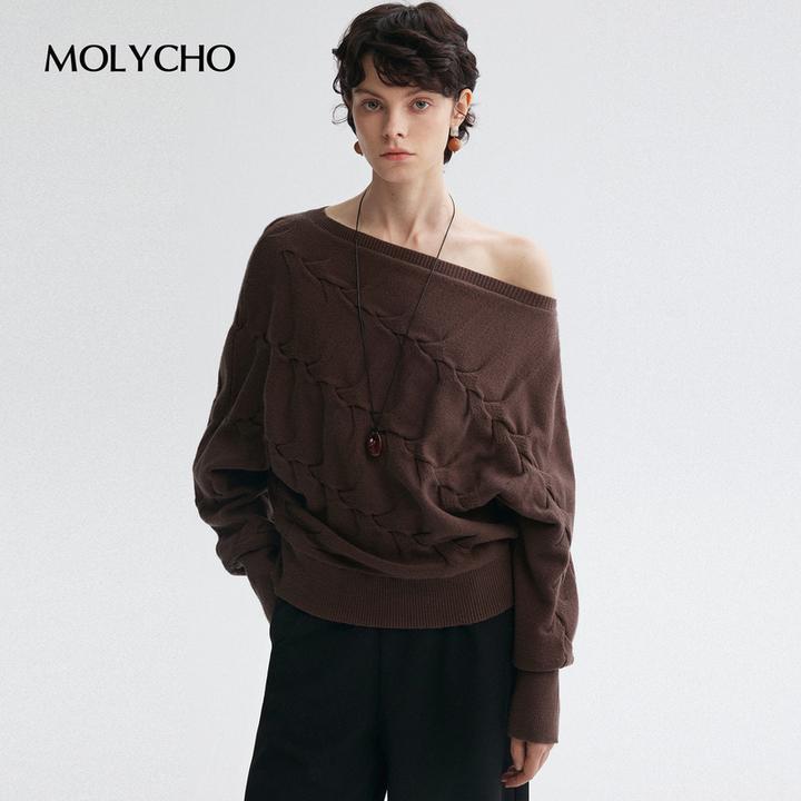 MOLYCHO｜不规则流线感/咖色扭花斜肩廓形毛衣女/宽松漏肩针织衫