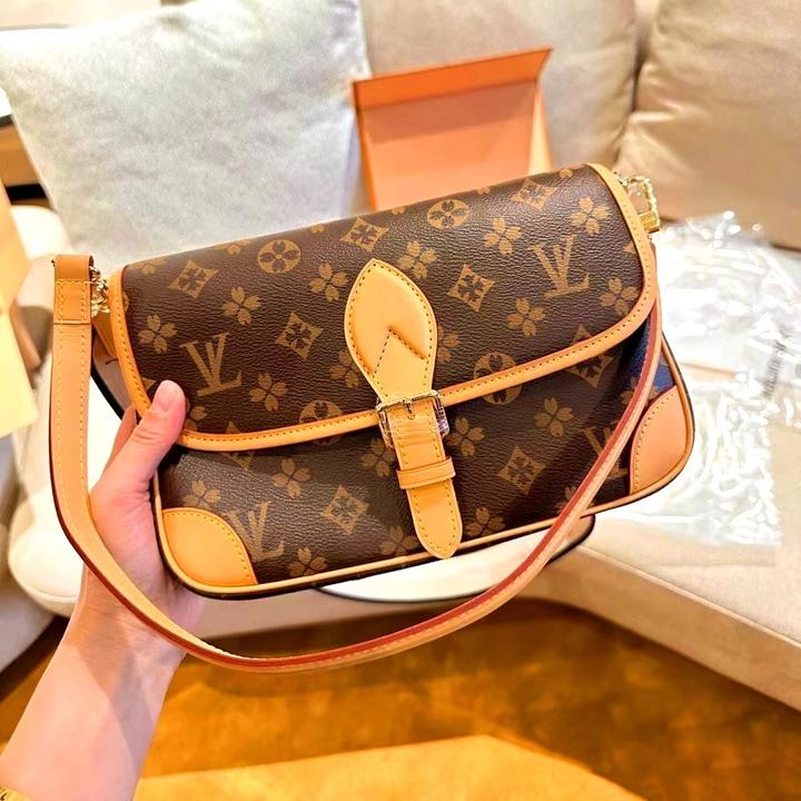 香港代购奥特莱斯outlets正品撤柜七夕宽肩带邮差包夏季新款女包L