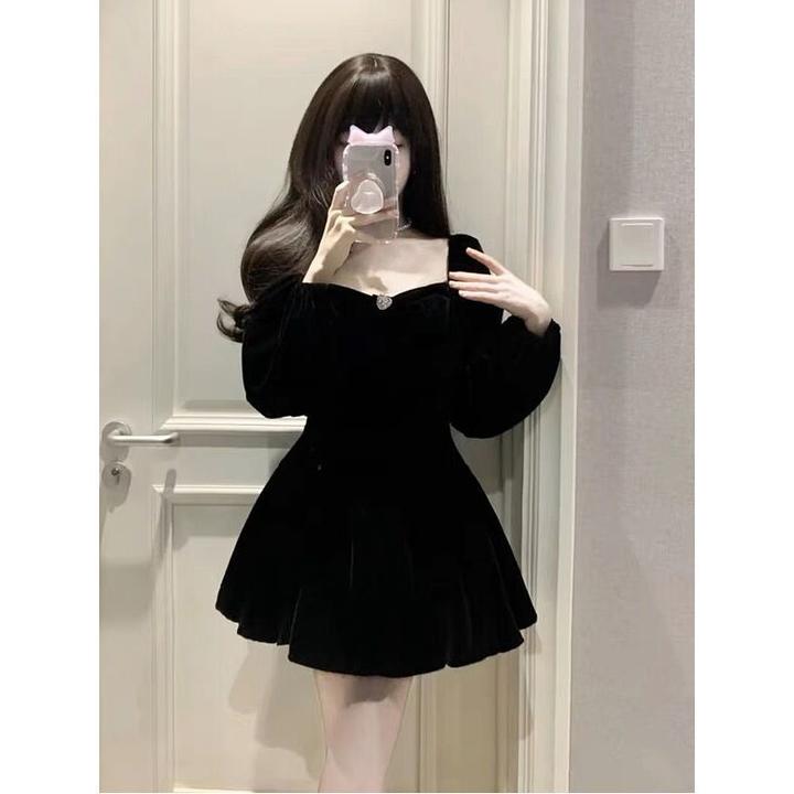 法式赫本设计感金丝绒一字肩连衣裙女秋冬小个子温柔风蓬蓬小黑裙