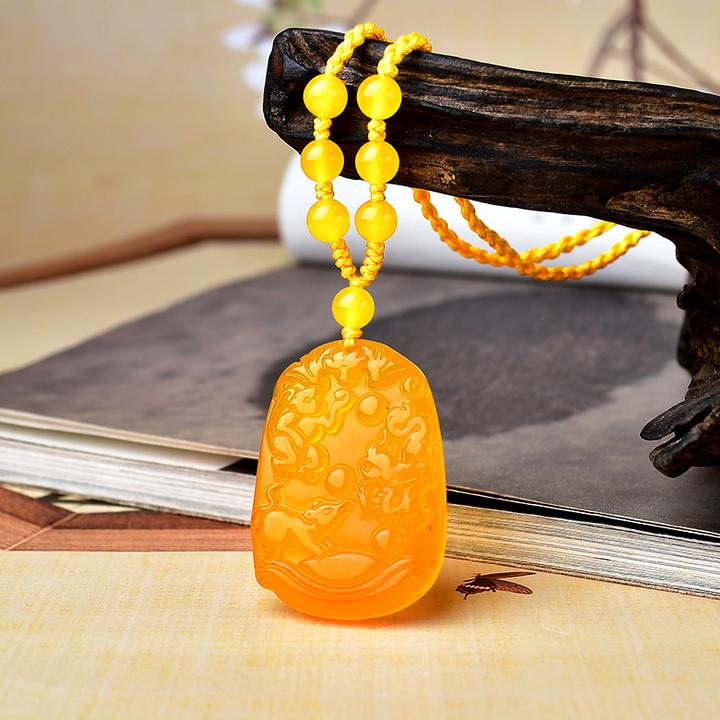 天然黄玛瑙生肖三合吊坠蛇年男女十二生肖护身纳福吉祥物挂坠礼物