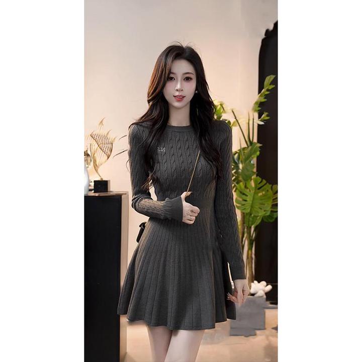法式秋冬季收腰打底连衣裙2024新品气质洋气新款显瘦修身针织裙子