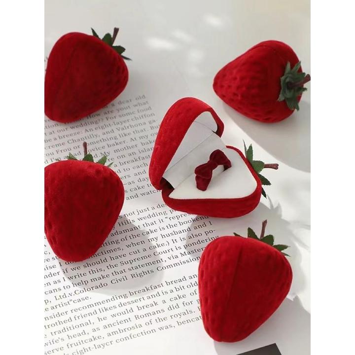 W红丝绒草莓戒指礼盒小红书同款送闺蜜小礼物女朋友生日高级感求