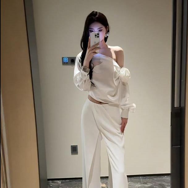 2025夏季新款名媛气质高级感立体花朵露肩上衣配设计感休闲裤套装