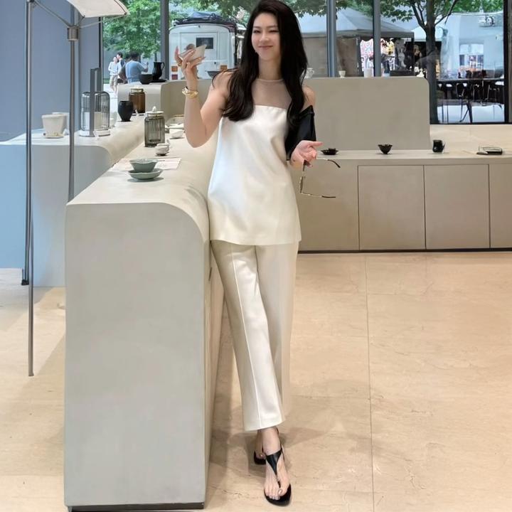 大方得体穿搭女夏气质轻奢高级设计感小香风白色无袖上衣裤子套装