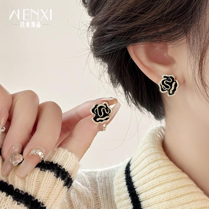 合金仿珍珠耳饰 黑色山茶花耳环2025新款爆款高级感耳钉小众耳饰